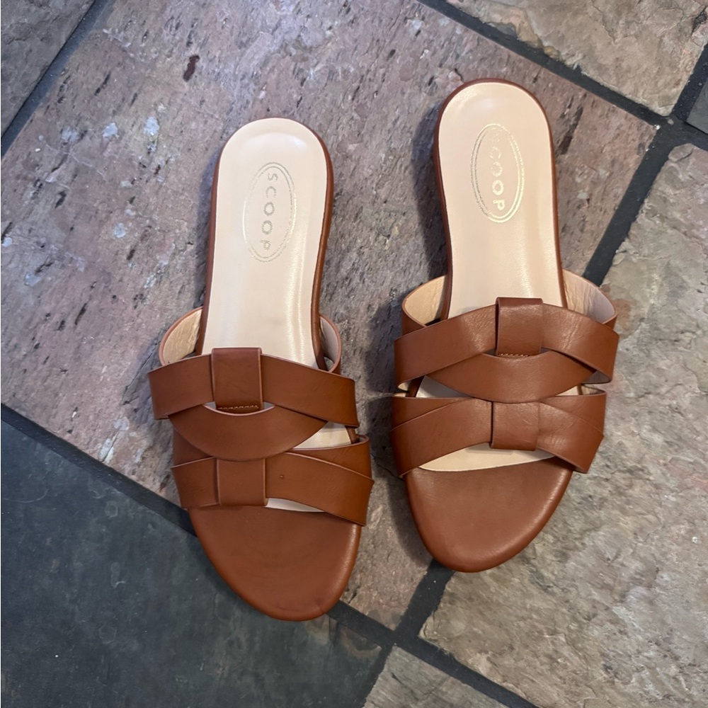 Scoop sandals
